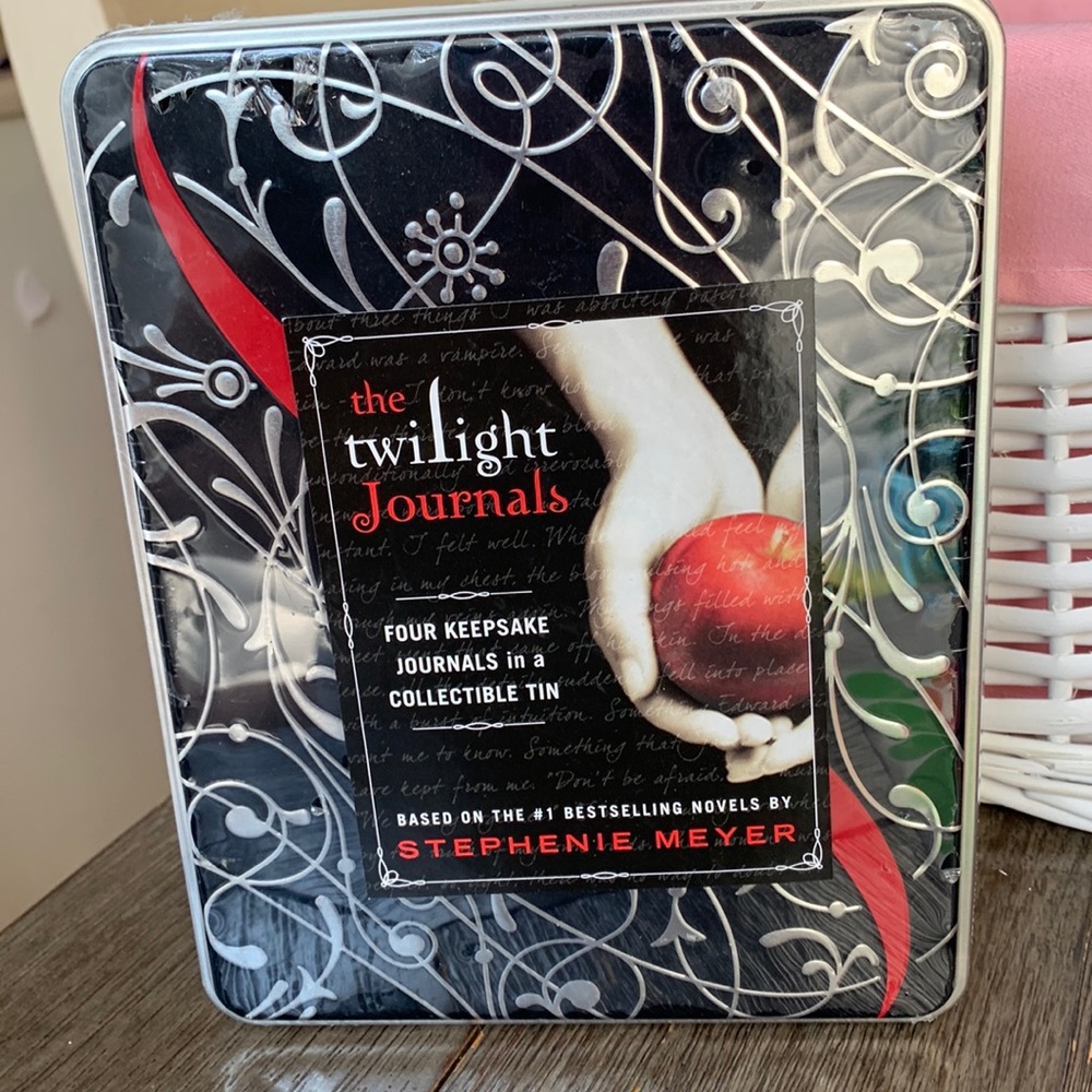 The Twilight Journals set 4 collectible tin NWT